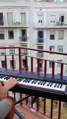 Pianista em quarentena cria momento emotivo numa varanda de Barcelona
