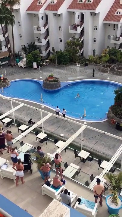 Polícia espanhol mergulha em piscina para prender turista que ignorou restrições
