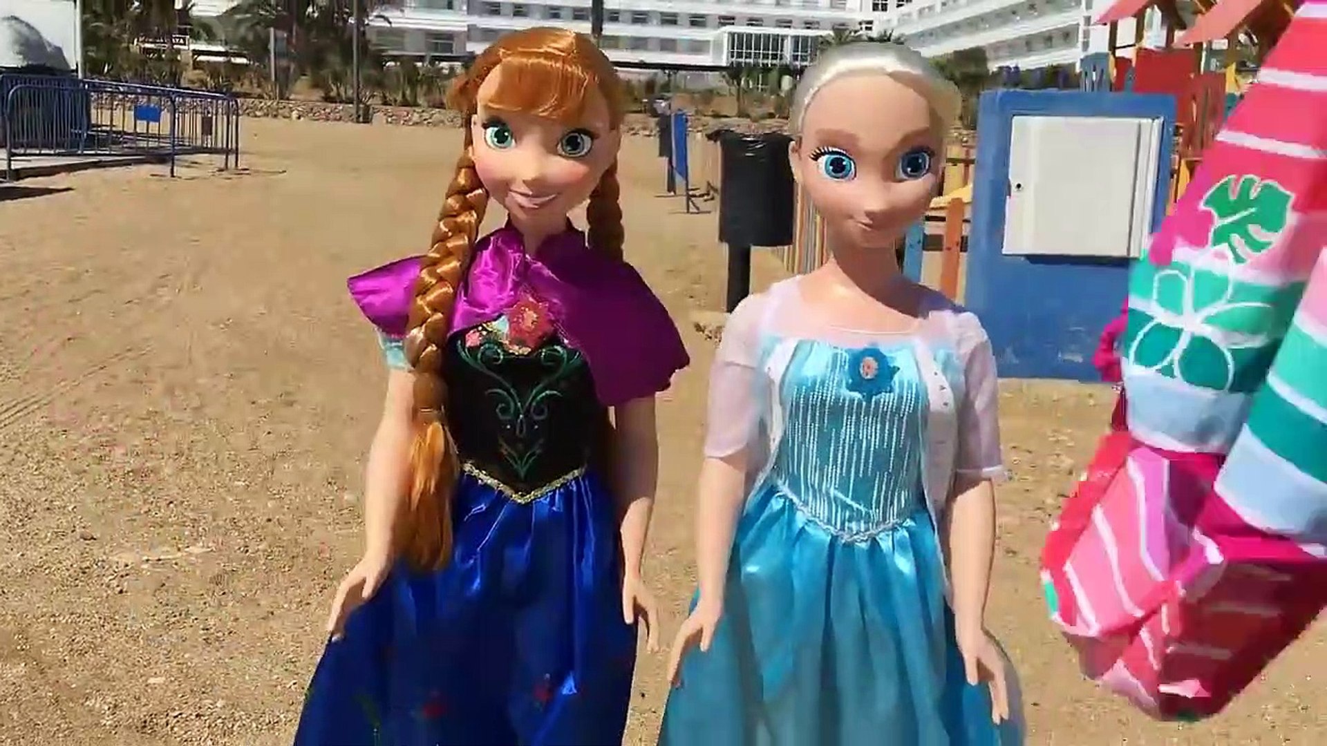 Elsa y Anna muñecas grandes juegan en el parque infantil de la playa /  Historias de juguetes - video Dailymotion