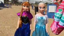Elsa y Anna muñecas grandes juegan en el parque infantil de la playa / Historias de juguetes