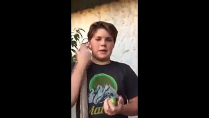 ADIOS CHIMUELO: Niño entierra a su periquito y perro se lo come.