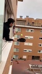 "பறக்கும்.. பந்து பறக்கும்".. கொரோனா வந்தா என்னய்யா.. நாங்க விளையாடுவோம்ல! -  வீடியோ