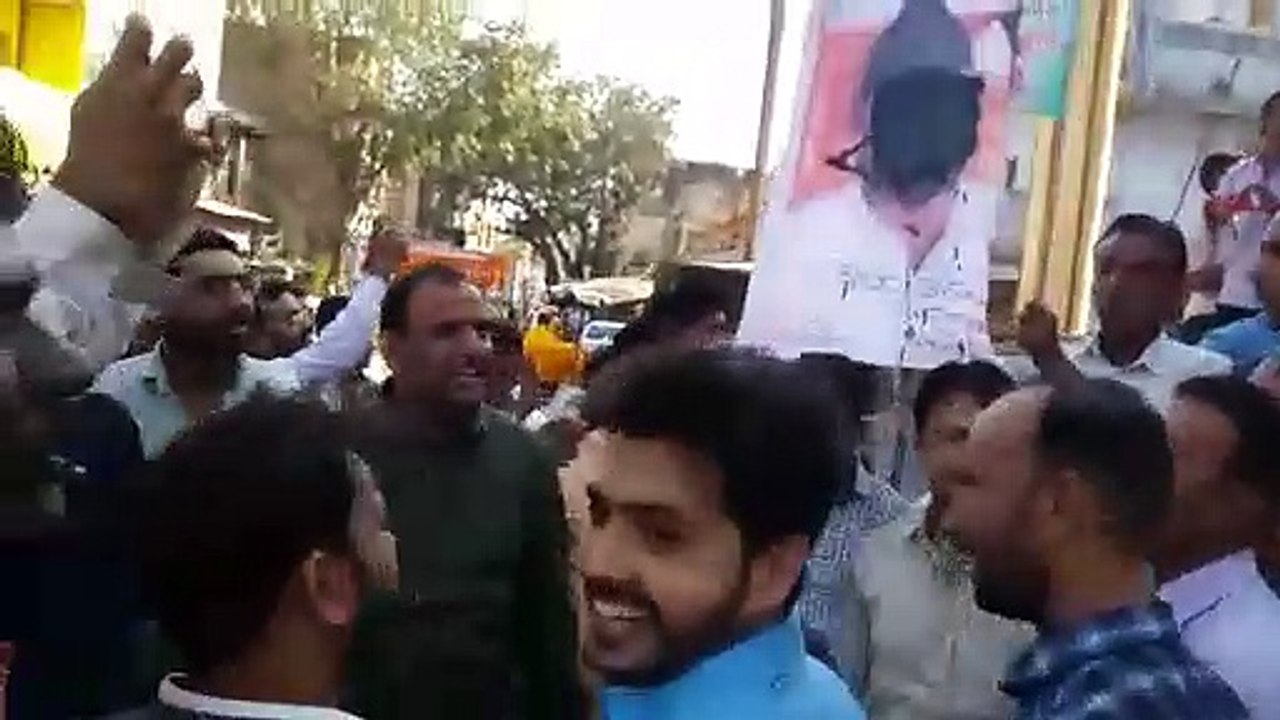 सुवासरा: कांग्रेस कार्यकर्ताओं ने हरदीपसिंह डंग के फोटो पर पोती कालिख