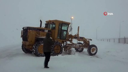 Sahara geçidinde ulaşıma kar ve tipi engeli