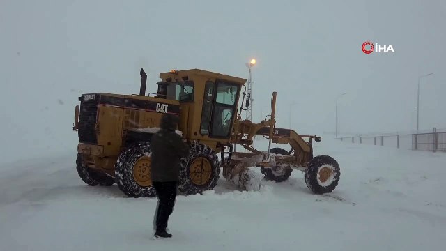 Sahara geçidinde ulaşıma kar ve tipi engeli