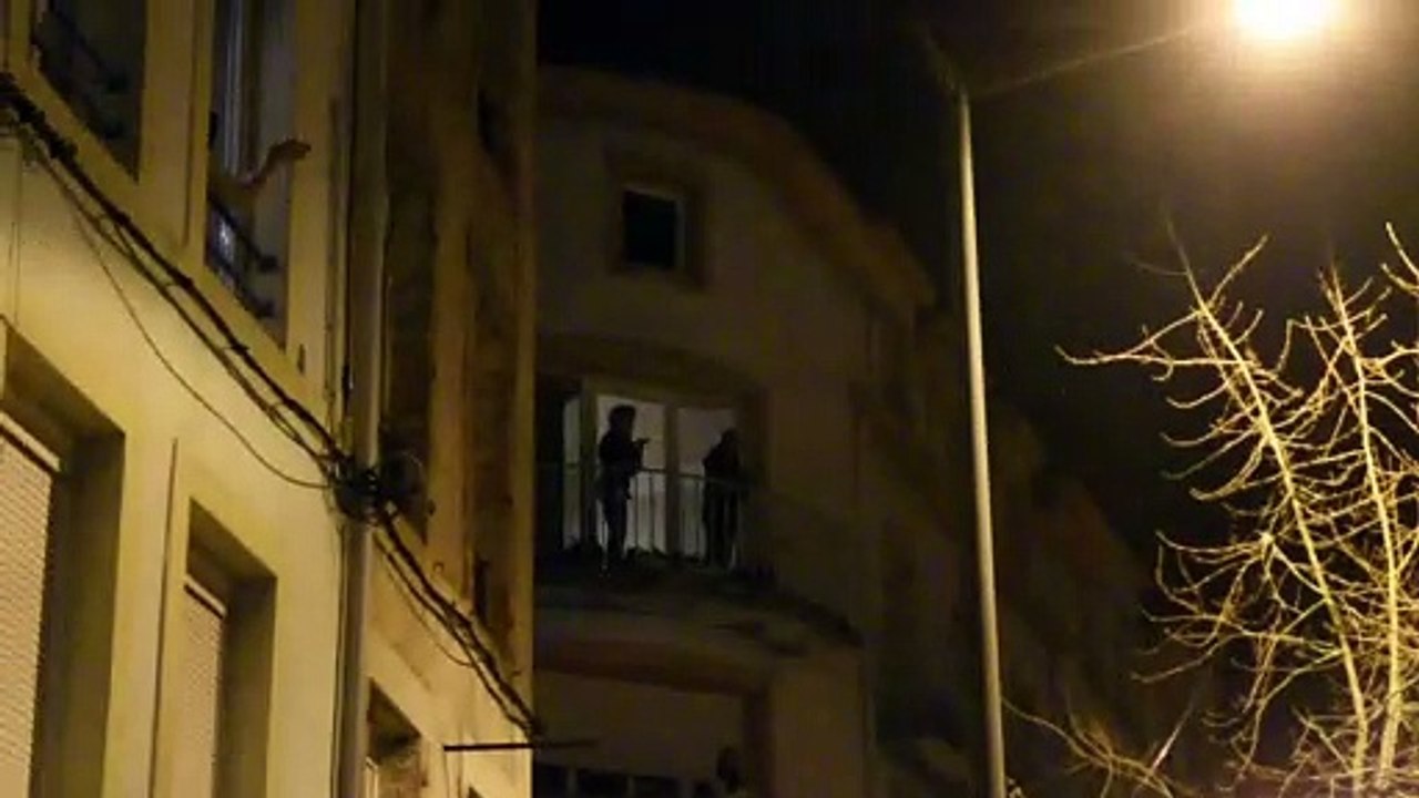Les Spinaliens applaudissent à leur fenêtre pour montrer leur support au personnel hospitalier