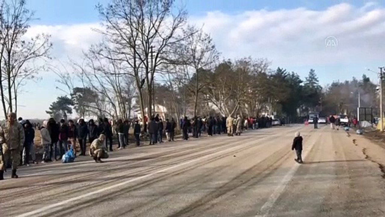 Mehmetçiğin kucağından indirmediği sığınmacı çocuğu Yunan gaza boğdu - EDİRNE