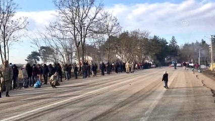 Mehmetçiğin kucağından indirmediği sığınmacı çocuğu Yunan gaza boğdu