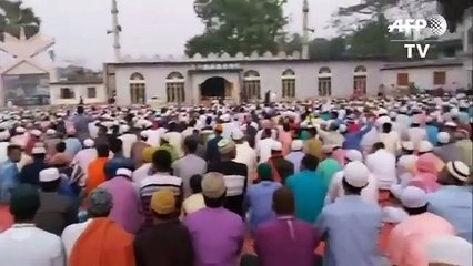 Bangladeş'te on binlerce insan, ‘salgın duası’ yapmak üzere toplandı