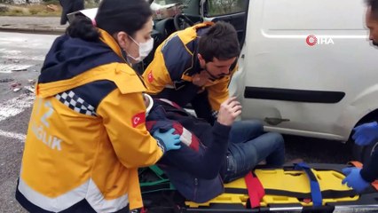 Kırmızı ışıkta bekleyen araca çarpan sürücü ölümden döndü