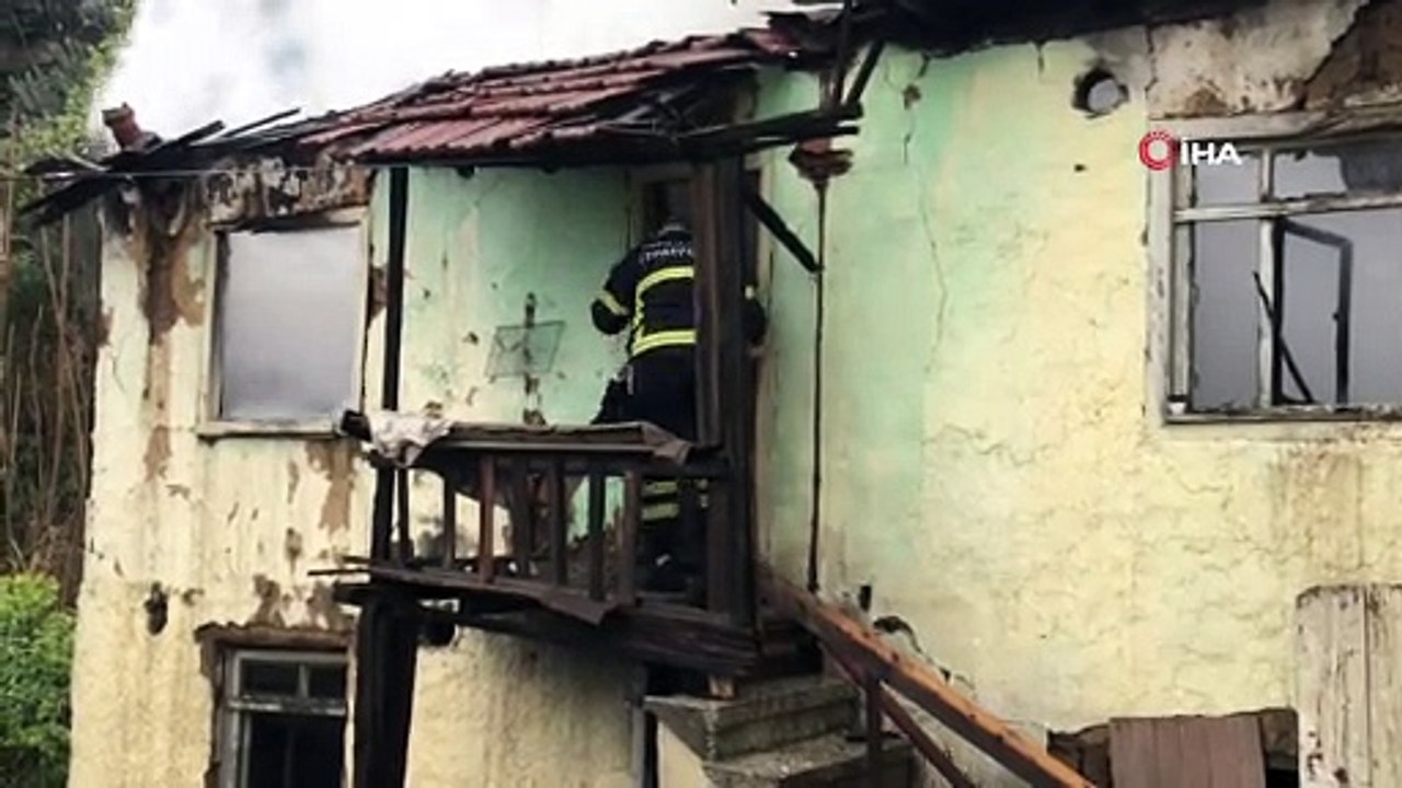 Isınmak için yaktığı ateş metruk binayı küle çevirdi