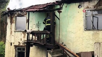 Isınmak için yaktığı ateş metruk binayı küle çevirdi