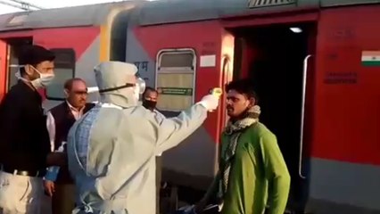 सऊदी अरब से लौट रहे रेल यात्री को ट्रेन में आई छींक, मच गया हंगामा