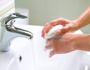 Elle découvre que le savon avec lequel elle se lavait les mains n'en était pas un...