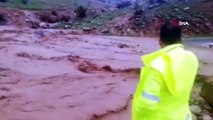 Siirt'te aşırı yağışlar heyelana neden oldu, işçiler ve sürücüler yolda mahsur kaldı