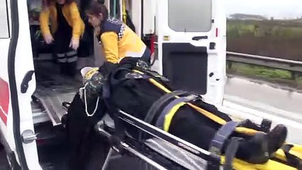 Anadolu Otoyolu'nda bariyerlere çarpan araçtaki 3 kişi yaralandı - DÜZCE