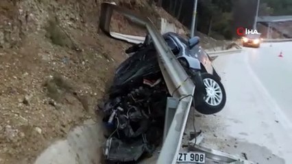 Kontrolden çıkan otomobil bariyerleri söktü
