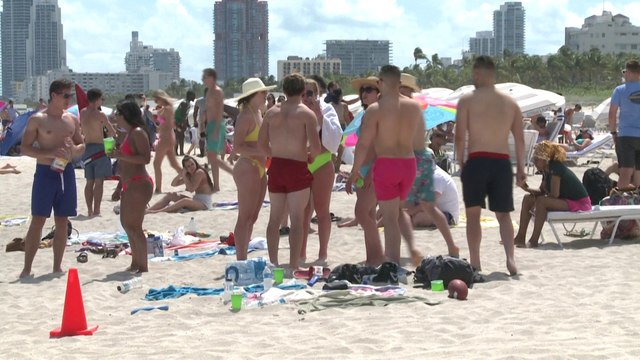 En Floride, les étudiants américains continuent de faire la fête du spring break malgré l'épidémie du coronavirus