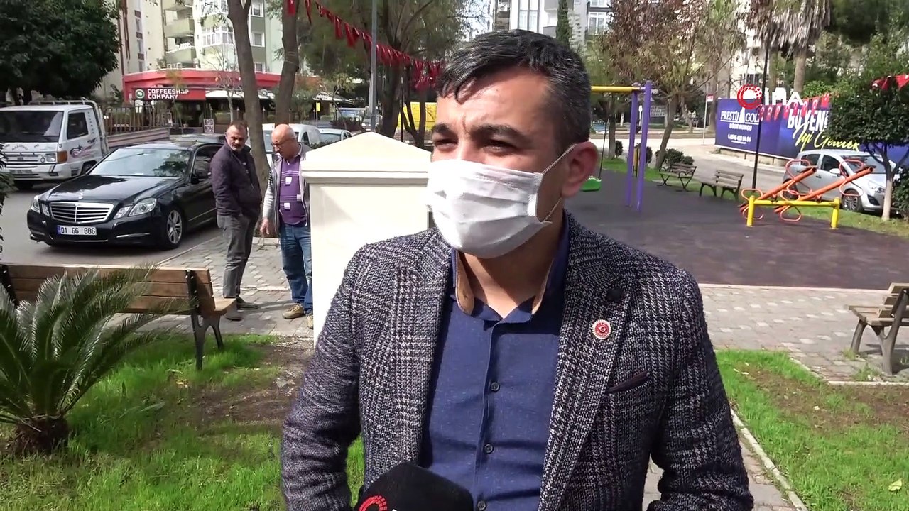 Muhtar mahallesini dezenfekte ediyor