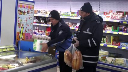 Nevşehir’deki yaşlıların alışverişini belediye görevlileri yapıyor