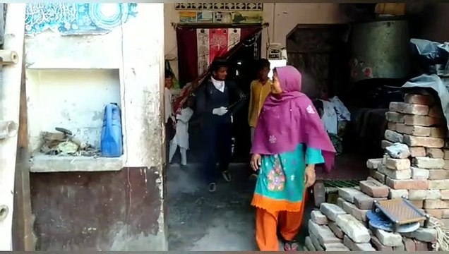 शामली: कोरोना वायरस को लेकर नगर पालिका परिषद ने घर-घर में छिड़कवाया स्प्रे