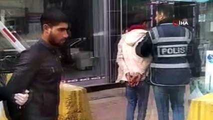 Çaldıkları altınları bozduramadan yakalandılar