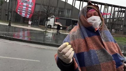 SAMSUN Maske ve eldiven takıp, 'Allah sizi virüsten korusun' diyerek dilendi