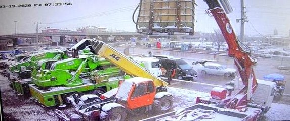 Börek almak için aracından inen genç, otomobilin çarpmasıyla canından oluyordu