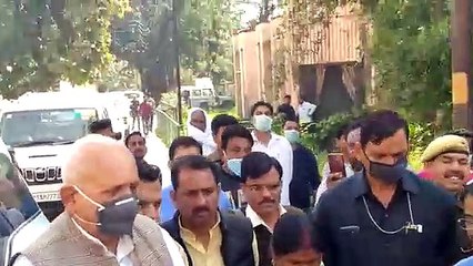 इटावा: कृषि मंत्री ने आइसोलेशन वार्ड पहुंचकर मास्क लगाने की दी सलाह