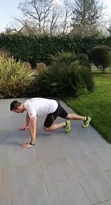 Garde la forme avec ton AS et l'UNSS 4 : Mountain climbers (montée de genoux en planche)