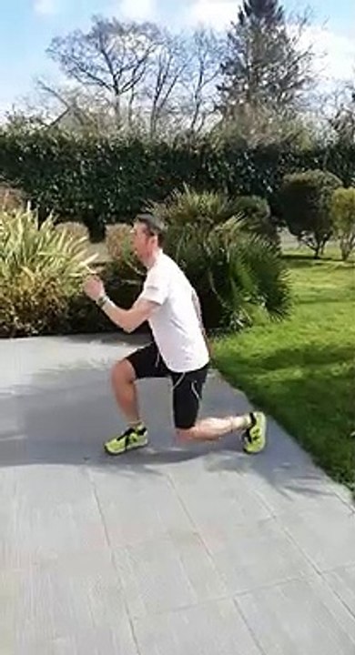 Garde la forme avec ton AS et l'UNSS 5 : Lunge jumps (fentes sautées alternées)