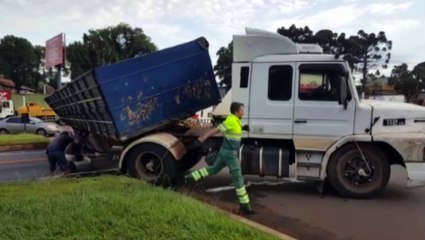 Grave acidente entre caminhões é registrado no Trevo da Portal, na BR-277
