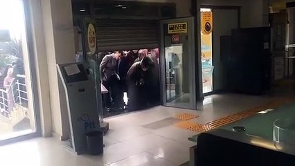 Koronavirüs | Diyarbakır PTT şubesindeki kalabalık, vatandaşları ve çalışanları tedirgin ediyor