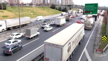 AVCILAR TEM OTOYOLU'NDA KAMYONET DEVRİLDİ, TRAFİK DURMA NOKTASINA GELDİ