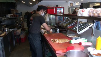 Adanalı esnaf maske, eldiven ve boneyle çalışıyor