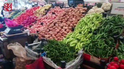Corona virüsü gölgesinde pazar alışverişi