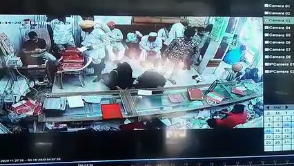 रतलामः ज्वेलर्स शोरूम पर पहुंचे शख्स की जेब से बच्चे ने उड़ाए 8 हजार, वीडियो वायरल