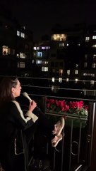 Ruth Lorenzo ofrece un emocionante concierto desde su balcón