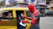 MULIA BANGET! Aksi Spiderman Bagikan Hand Sanitizer dan Masker Gratis untuk Warga