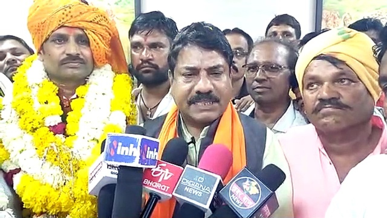 बड़वानीः राज्यसभा उम्मीदवार ने स्वतंत्रता सेनानी भीमानायक से लिया आशीर्वाद