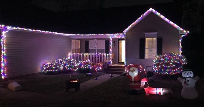 Des Américains accrochent leurs guirlandes de Noël pour apporter du réconfort pendant la quarantaine