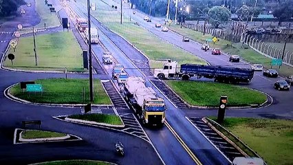 Câmera mostra colisão entre carretas no Trevo da Portal, na BR-277