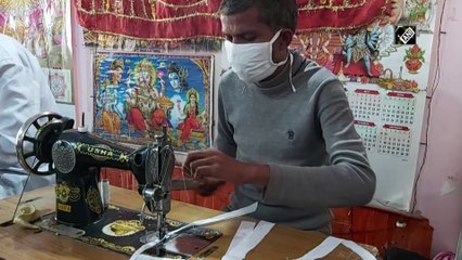 COVID-19 outbreak: बाजार में कमी के कारण अलीगढ जेल के कैदी मास्क बना रहे हैं
