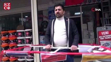 Virüsten korunmak için 1,5 metrelik su borusu ile dolaşıyor