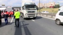 Avcılar TEM Otoyolu'nda kamyonet devrildi, trafik durma noktasına geldi