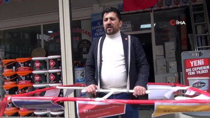 Virüsten Korunmak İçin 1,5 Metrelik Su Borusu ile Dolaşıyor
