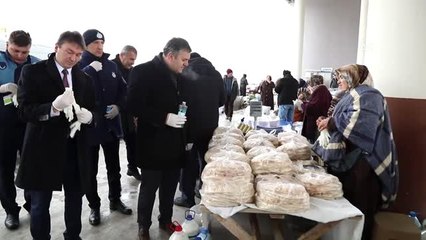 Çubuk'ta pazarcılara kolonya, eldiven ve maske dağıtıldı