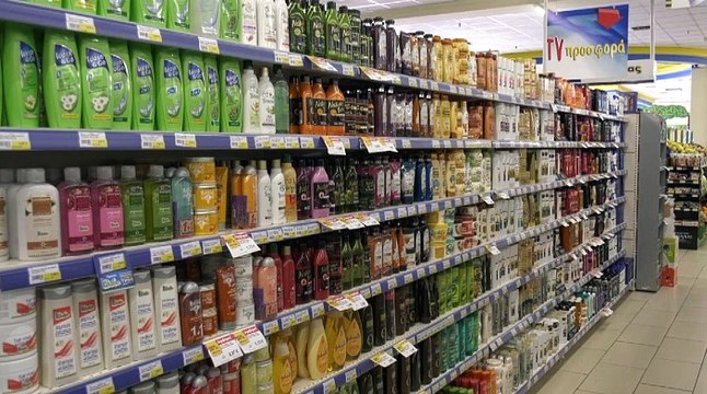 Με γάντια και μάσκες στο σούπερ μάρκετ οι καταναλωτές