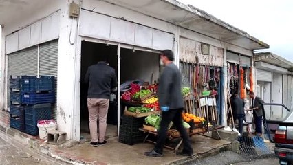 Adıyaman'da bir esnaf maske dağıttı