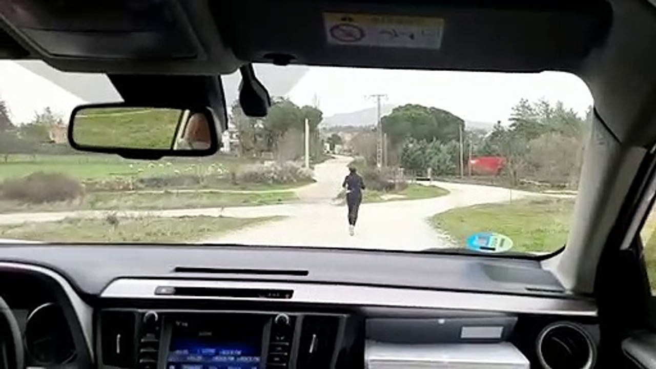 La Policía escolta a una corredora para multarla
